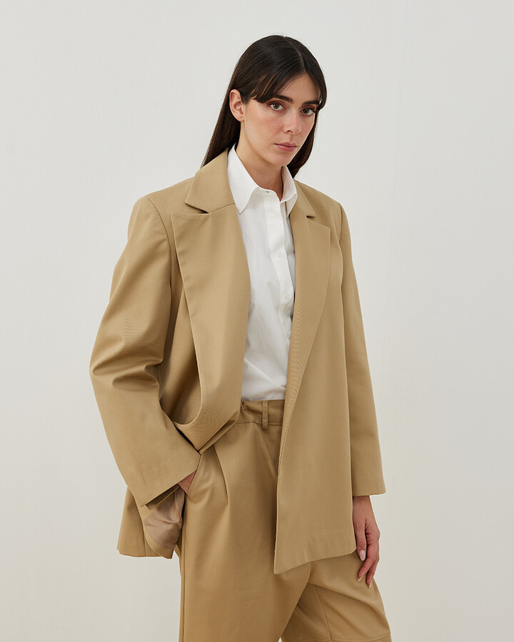 Arkası Çift Yırtmaçlı Blazer Ceket Camel