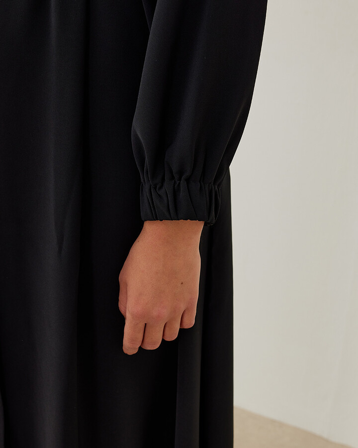 Krep Omuz Büzgülü Gizli Düğmeli Mila Elbise Siyah
